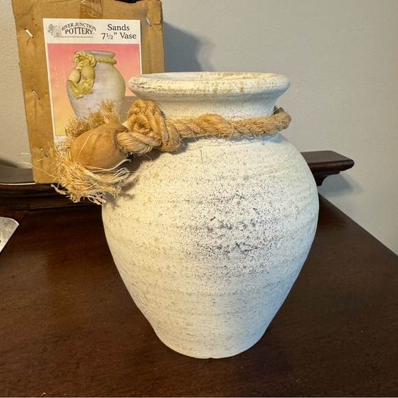 RIVER JUNCTION POTTERY - 7.5” - SAND COLOR VASE JUG. NEW IN BOX - Picture 3 of 5